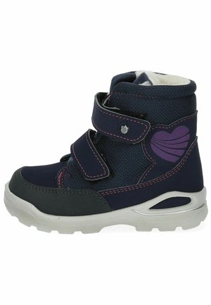 Botín infantil de color azul marino con dos tiras de velcro negras, costuras rosas y un diseño de corazón. Suela de goma para tracción y forro cálido en el interior.