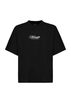 Schwarzes übergroßes T-Shirt mit kurzen Ärmeln und weißem Text "Midnight Trainings Club" mittig auf der Brust.