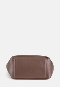 Braune Ledertasche mit rechteckiger Form, glatter Textur und dezenten Nähten. Verfügt über abgerundete Seiten und einen flachen Boden für Stabilität.