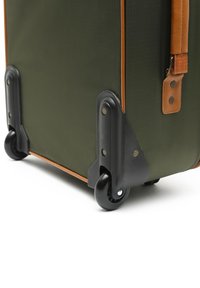 Valigia da viaggio verde con dettagli in pelle marrone, tessuto resistente e ruote in plastica nera. Presenta protezioni angolari e una maniglia laterale.