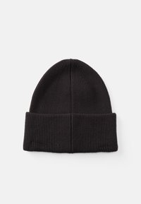 Zwarte gebreide beanie met een geribbelde textuur, voorzien van een omslag en een naadloze kroon. Gemaakt van zachte, elastische materialen.