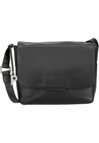 Borsa a tracolla in pelle nera con chiusura a pattina, dotata di una tracolla e un accento in metallo argentato con un emblema 'P'.