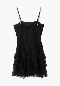 Zwart kanten jurk met gelaagde ruffles, spaghettibandjes en een textuurpatroon. Heeft een aansluitende lijfje en een ritssluiting aan de achterkant.