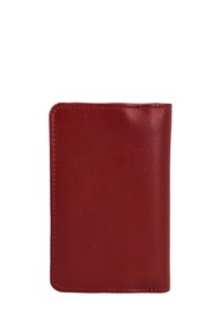 Červená kožená peňaženka s hladkou textúrou, obdĺžnikovým tvarom a šitými okrajmi. Bez viditeľných kovových častí alebo vzorov, minimalistický dizajn.