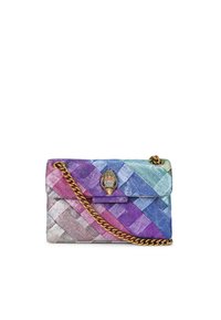 Borsa a tracolla trapuntata realizzata in tessuto pastello intrecciato con sfumature di blu, viola e rosa, caratterizzata da una tracolla a catena color oro e una chiusura decorativa a forma di testa di uccello.