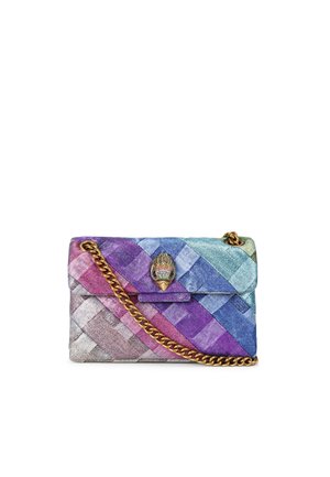 Borsa a tracolla trapuntata realizzata in tessuto pastello intrecciato con sfumature di blu, viola e rosa, caratterizzata da una tracolla a catena color oro e una chiusura decorativa a forma di testa di uccello.