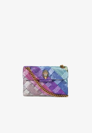 Gequilted handtas met geweven diagonale pastelkleurige stof in blauwe, paarse en roze tinten, voorzien van een gouden kettingband en een decoratieve vogelkopsluiting.