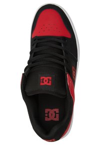 Scarpe da skate nere e rosse con tomaia in pelle e tessuto lisci, colletto imbottito, sistema di allacciatura e logo DC ben visibile sulla linguetta.
