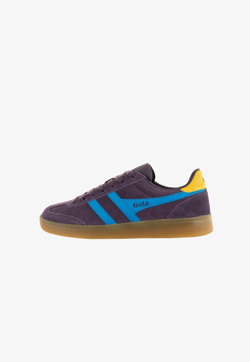 Zapatillas Gola en ante púrpura oscuro con franjas azules, presentando un acento amarillo en el talón y una suela de goma. Diseño clásico de corte bajo.