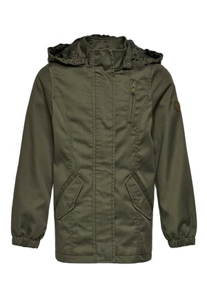Oliwkowo-zielona kurtka z kapturem, z elastycznymi mankietami, zamkiem błyskawicznym z przodu przykrytym patką, ukośnie wszytymi przednimi kieszeniami oraz kieszenią na piersi z zamkiem.
