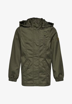 Veste à capuche vert olive avec poignets élastiques, fermeture éclair avant recouverte d'un rabat, poches avant inclinées et poche poitrine zippée.