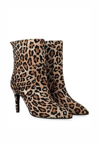 Stivaletti alla caviglia con stampa leopardata e punta affusolata, realizzati in morbido suede, presentano un tacco sottile e un design ripiegato con dettagli neri.