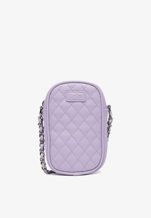 Bolso bandolera acolchado de lavanda con correa de cadena plateada y parche rectangular con el logotipo DeeZee en la parte delantera.