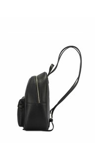 Czarny skórzany plecak z fakturowaną powierzchnią, podwójnymi komorami na zamek, regulowanymi paskami oraz boczną kieszenią na dodatkową przestrzeń do przechowywania.