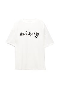 Hvid bomulds t-shirt med et sort kunstnerisk tekstdesign, der læser "Henri Matisse" i en flydende stil. Korte ærmer og afslappet pasform.