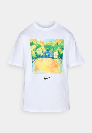 Valge puuvillane T-särk, millel on värviline korvpalliväljak graafika rohelise ja kollase tooni kombinatsioonis, ning disaini allservas väike must Nike logo.