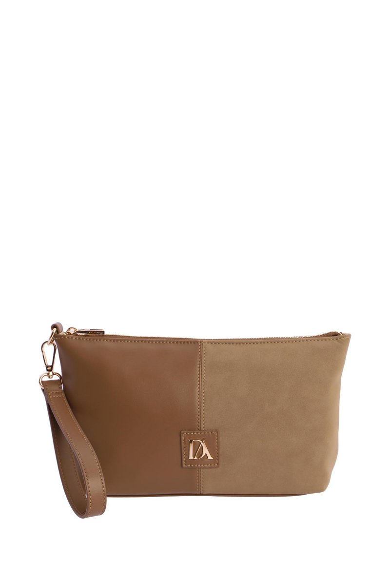 Bolso de mano de cuero marrón y beige con cierre de cremallera, correa para la muñeca y logo grabado. Presenta paneles lisos y texturizados.