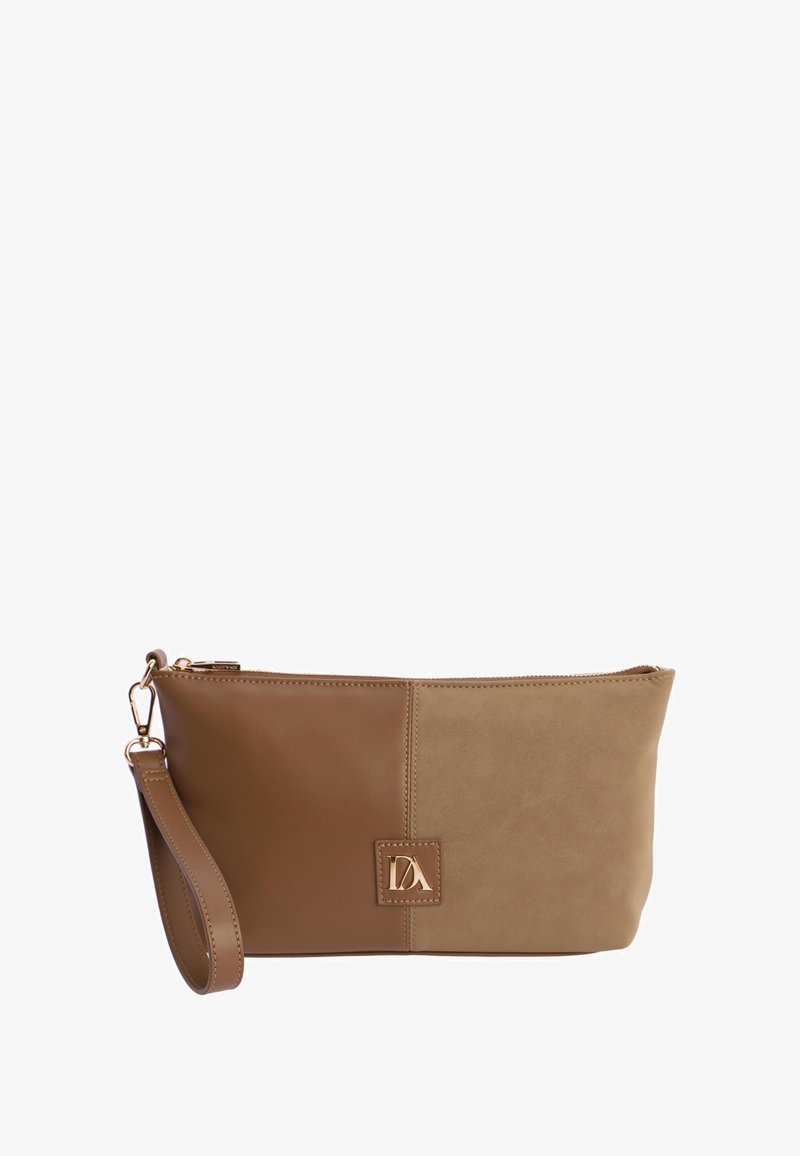 Bolso de mano de cuero marrón y beige con cierre de cremallera, correa para la muñeca y logo grabado. Presenta paneles lisos y texturizados.
