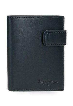 Cartera de cuero negro con cierre de botón a presión y bordes cosidos, grabada con un pequeño logotipo de la marca en la esquina inferior derecha.