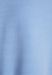 Himmelblaues Strickgewebe mit einer glatten Textur und leichter Glanzwirkung, das ein durchgängiges Muster ohne sichtbare Nähte oder Akzente aufweist.