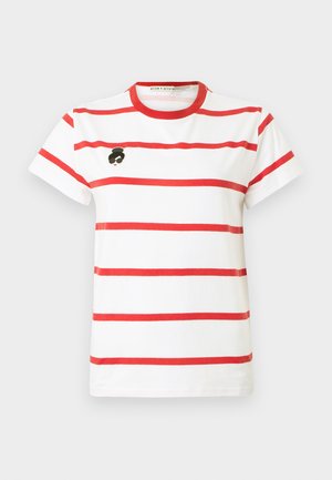 Tricou alb cu mânecă scurtă, cu dungi orizontale roșii și guler rotund. Are o față mică brodată în negru și roșu pe pieptul stâng.