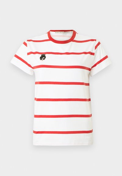 Camiseta branca de mangas curtas com riscas vermelhas horizontais e decote redondo. Apresenta um pequeno rosto bordado em preto e vermelho no lado esquerdo do peito.