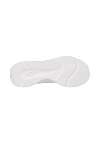 Sole di sneakers bianche con superficie in gomma testurizzata. Presenta scanalature per trazione e aree lisce. Il design è minimalista e funzionale.
