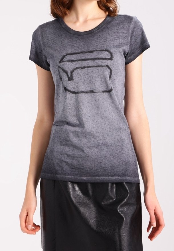 Grå T-shirt med rund halsringning och korta ärmar, med en mörk grafisk design på framsidan. Tyget verkar mjukt med en lätt textur.