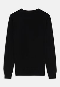 Svart strikket genser, rund hals, lange ermer. Mykt materiale, ribbet mansjetter og hem, glatt tekstur, minimalistisk design uten mønstre eller detaljer.
