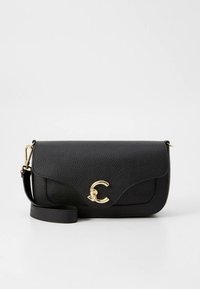 Melnas ādas plecu soma ar teksturētu virsmu, aizdari ar atloku un zelta krāsas logo akcentu. Iekļauts regulējams siksnas.