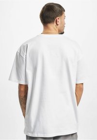 Upscale by Mister Tee ATTACK PLAYER - Print T-shirt - white
