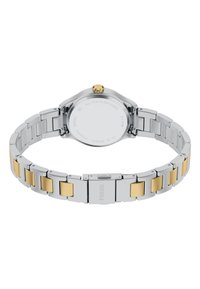 Fossil-horloge met stalen band met zilveren en gouden accenten, ronde kast en een gouden kroon, gemarkeerd met "ALL STAINLESS STEEL" aan de achterkant.