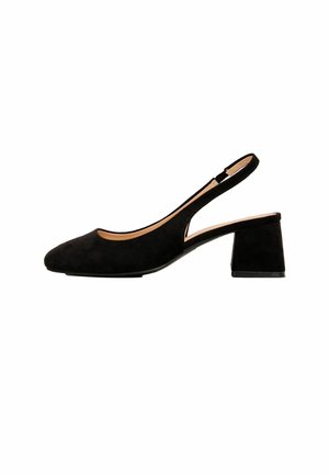 Zwarte suede slingback schoen met een ronde neus, een middelhoge blokhak en een open zijkantontwerp voor ventilatie.