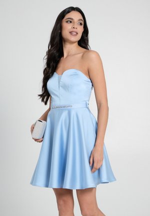 Himmelblaues A-Linien-Kleid mit herzförmigem Ausschnitt und tailliertem Oberteil. Verfügt über einen juwelenbesetzten Taillenbund und eine glatte Satin-Oberfläche.