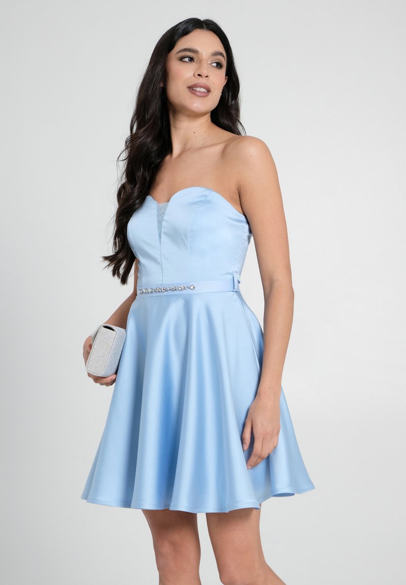 Himmelblaues A-Linien-Kleid mit herzförmigem Ausschnitt und tailliertem Oberteil. Verfügt über einen juwelenbesetzten Taillenbund und eine glatte Satin-Oberfläche.
