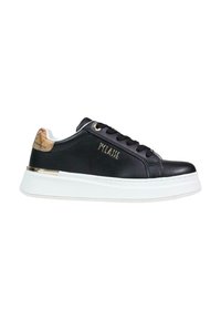 Zapatilla de cuero negra con suela gruesa blanca, cordones negros, logo dorado "1ª CLASSE" en el lateral y lengüeta en el talón marrón con patrón y detalle metálico.