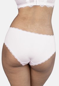 Rosa Baumwollunterhose mit gewelltem Spitzenbesatz am Bund. Glatte Textur, mittelhoher Schnitt und nahtloser Sitz für Komfort.