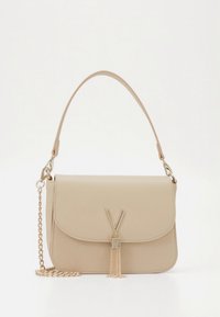 Väska i ljusbrunt läder med lock, utrustad med en guldkedjestrap, tofsdetalj och ett framträdande "V"-detaljerat spänne.