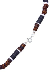 Perlenkette mit braunen und schwarzen runden Holz- und Gummiperlen, mit weißen Akzenten und einem silbernen Karabinerhaken.