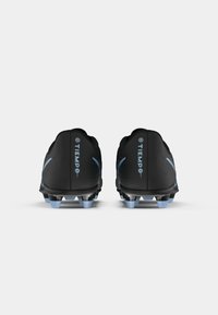 Ζευγάρι μαύρων ποδοσφαιρικών παπουτσιών με μπλε σ studs και σήμα "TIEMPO", απεικονισμένα από πίσω σε άσπρο φόντο.