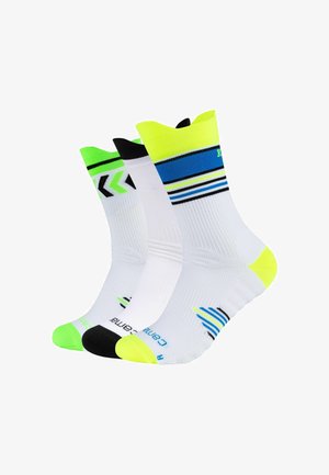 Tre paia di calzini sportivi bianchi con accenti in giallo neon, nero, verde e blu, caratterizzati da strisce e motivi a chevron.