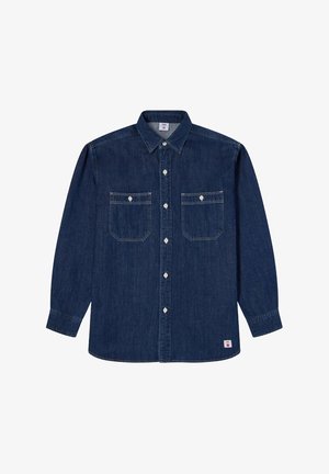 Donkerblauwe denim overhemd met knopen, met een puntige kraag, twee borstzakken en lange mouwen met knopenmanchetten. Rode logo-label aan de zoom.