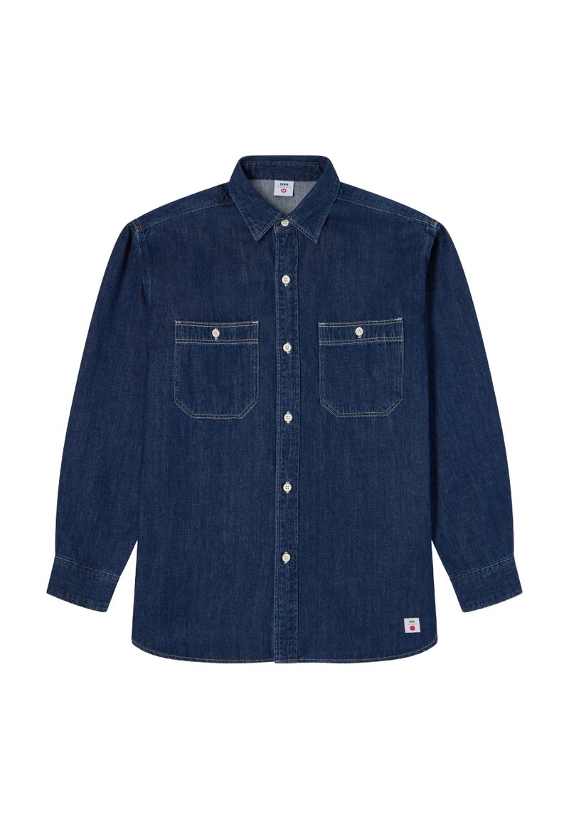 Camicia in denim blu scuro con colletto a punta, due taschini sul petto e maniche lunghe con polsini abbottonati. Etichetta rossa con logo in fondo.