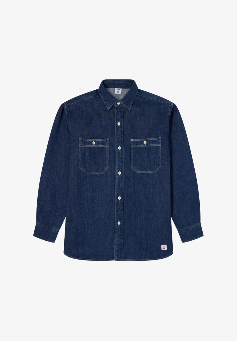 Donkerblauwe denim overhemd met knopen, met een puntige kraag, twee borstzakken en lange mouwen met knopenmanchetten. Rode logo-label aan de zoom.