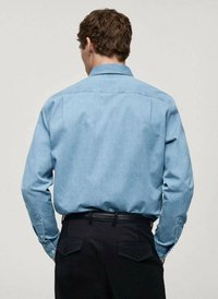 Camicia in denim azzurro chiaro con maniche lunghe, colletto button-down e pantaloni neri a contrasto, con yoke posteriore e polsini con bottoni.