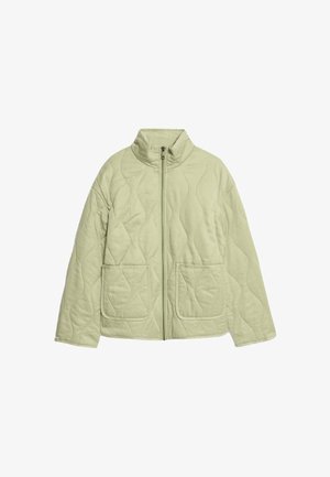 Gequilted groene jas met een hoge kraag, ritssluiting aan de voorkant en twee grote opgestikte zakken. Heeft een gladde textuur en een golvend patroon.