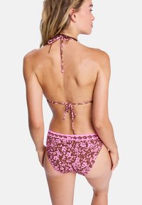 Brązowy bikini z różowym kwiatowym wzorem, z halter neck, regulowanymi sznurkami z tyłu i wysokim stanem dolnej części z kontrastowym wykończeniem.