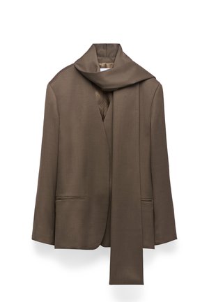 Blazer marrone su misura con colletto sciarpa ampio e drappeggiato, chiusura a un bottone e due tasche frontali. Tessuto liscio con finitura opaca.