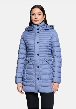 Veste matelassée bleu clair avec une capuche zippée, une texture côtelée, des boutons à l'avant et des poches latérales zippées. Présente une silhouette ajustée.