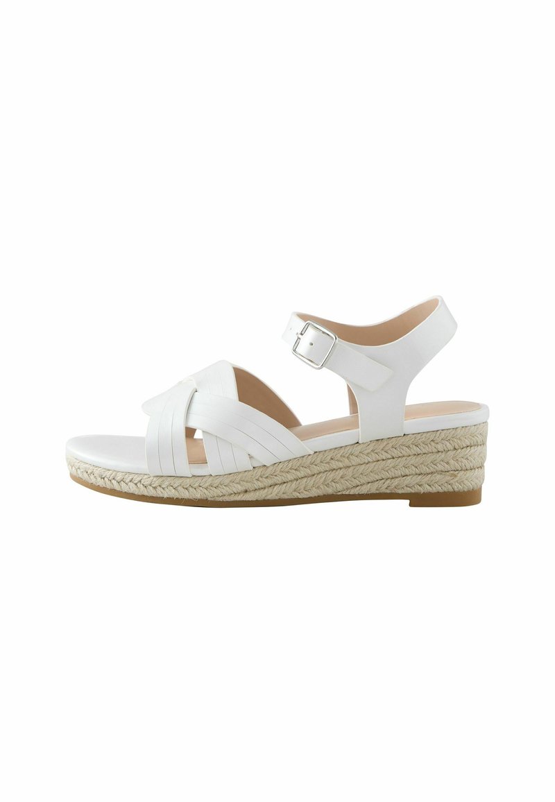 Sandales espadrilles blanches à talon compensé, avec une semelle en jute tressé et des brides croisées sur les orteils, bride réglable à la cheville avec boucle.